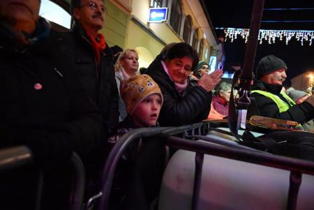 Temperamentna Tanja Žagar je razgrela kamniško publiko za najdaljšo noč v letu in silvestrovanje v centru Pravljičnega Kamnika (40)